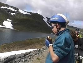 Enjoying the fabulous scenery at Skjelingavatnet
